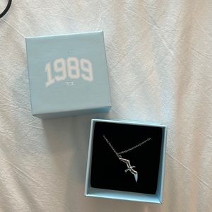 💙 1989 TAYLORS VERSION SEAGULL NECKLACE